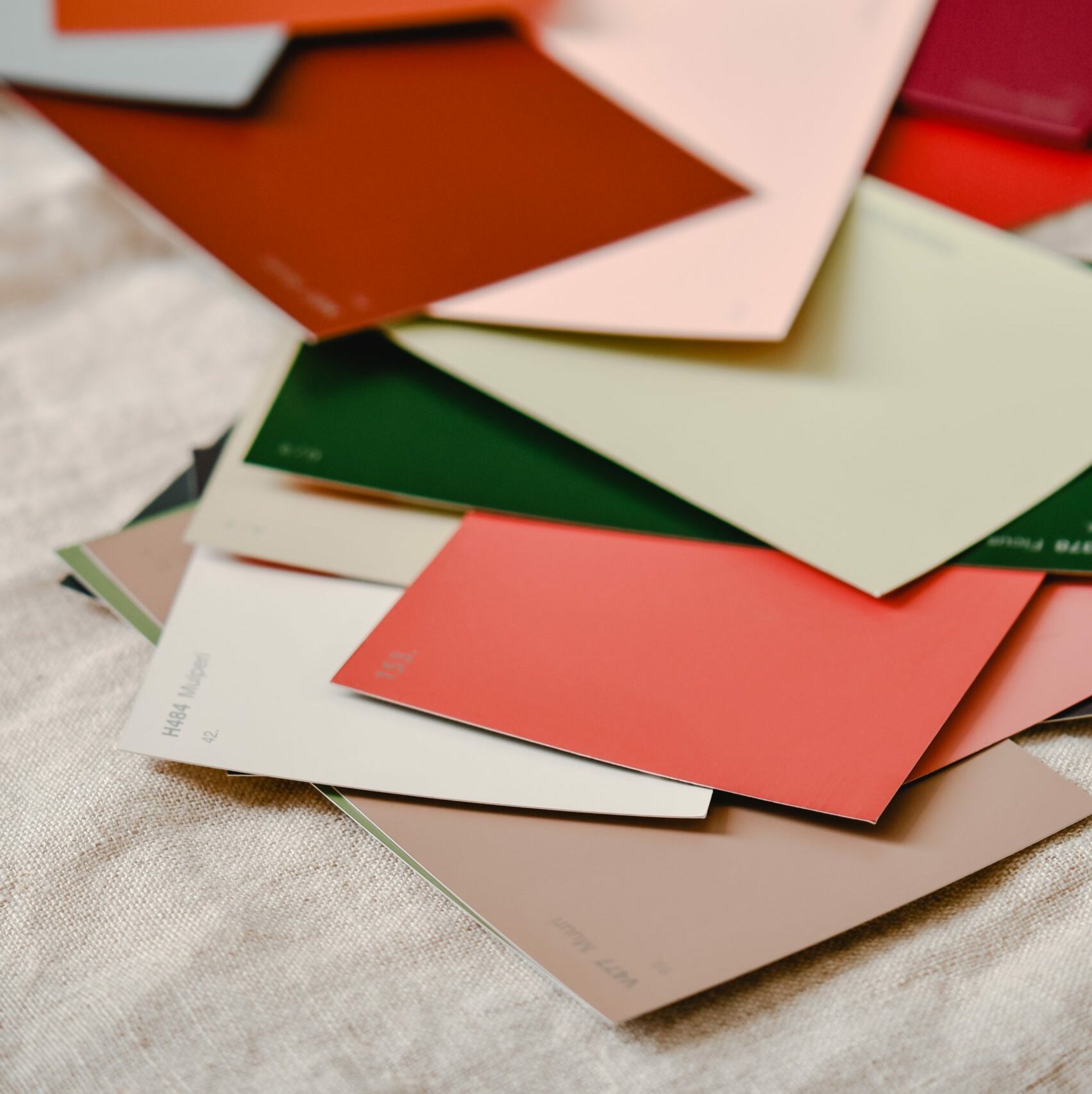 nuancier de couleurs décoration intérieure avec échantillons de teintes et matières