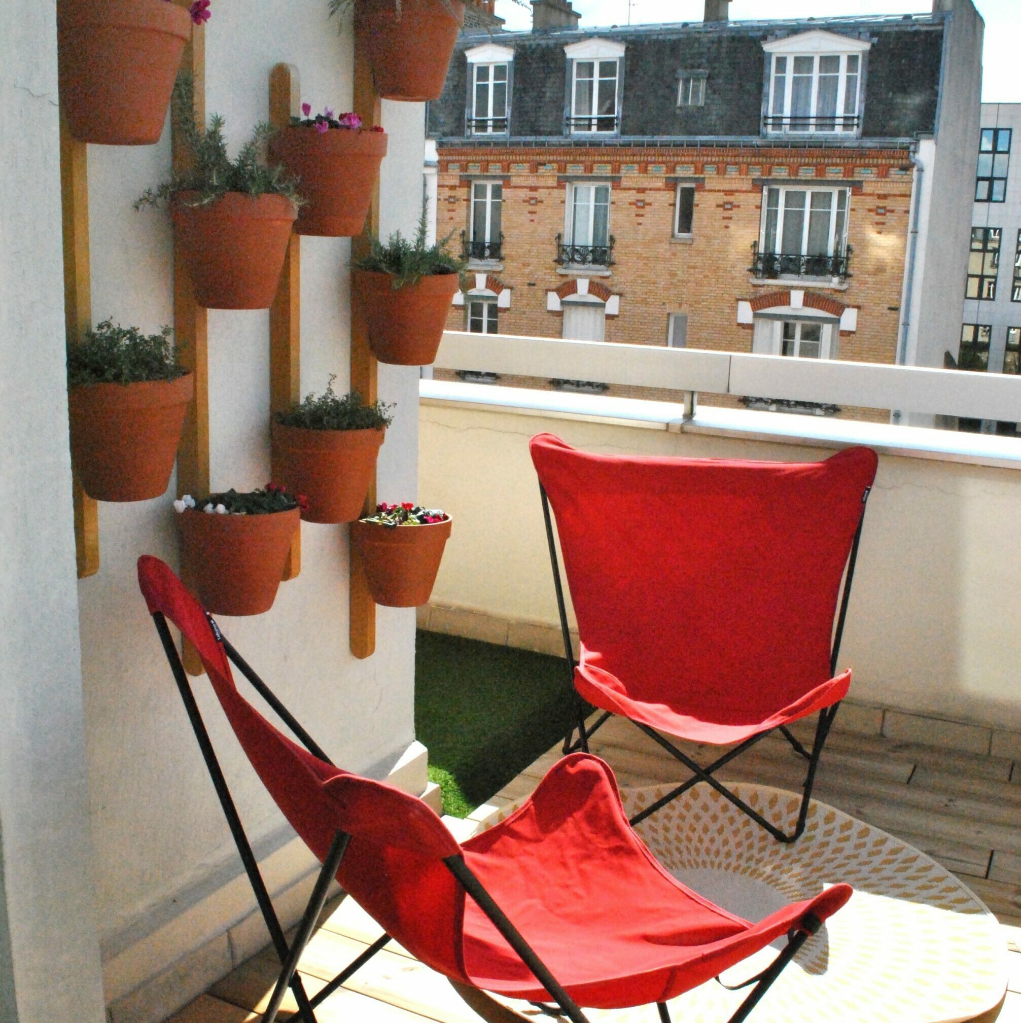 amenagement-balcon-appartement-paris-chaises-rouges-plantes-murales