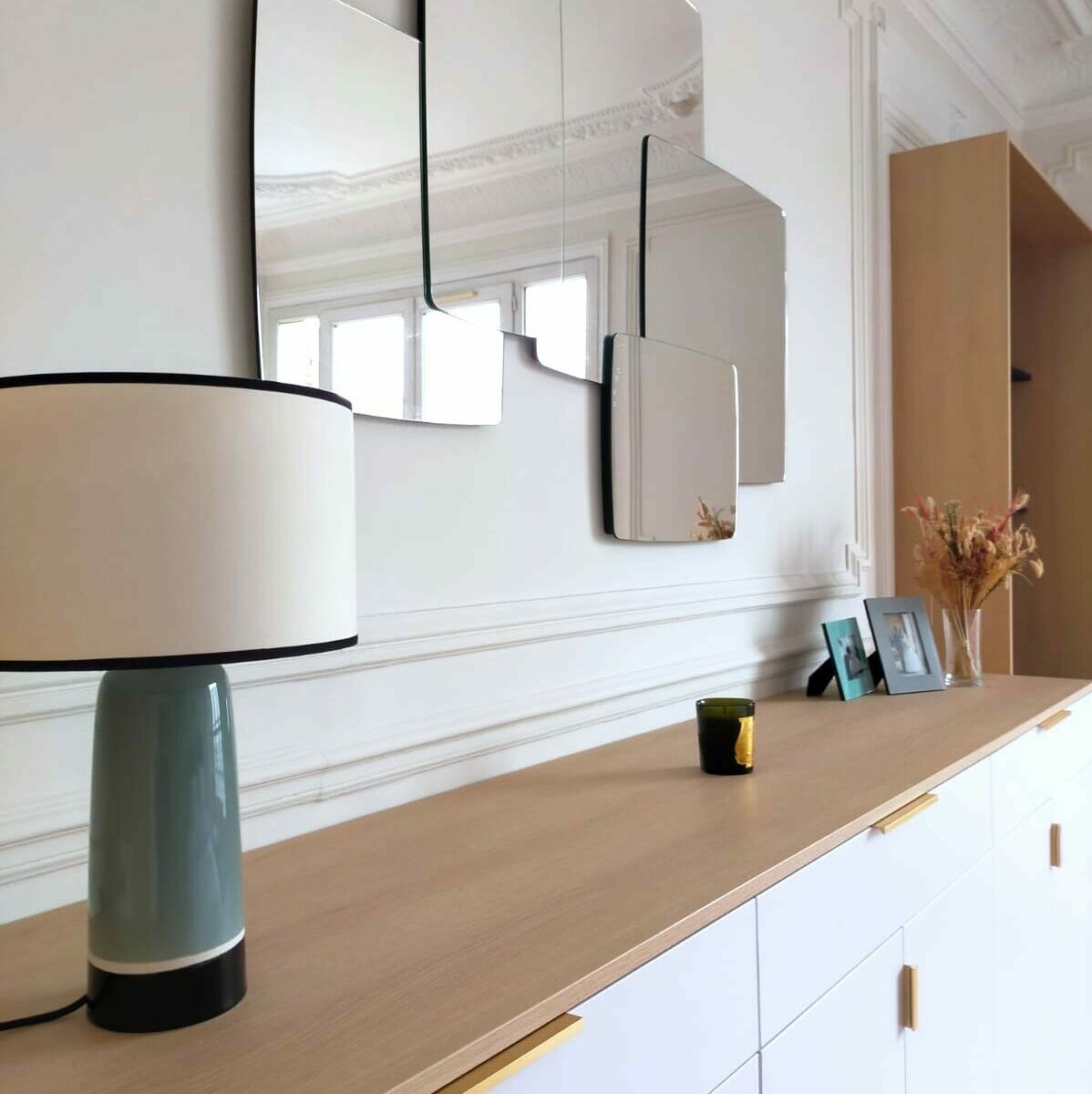 Détail dressing avec poignées en laiton doré