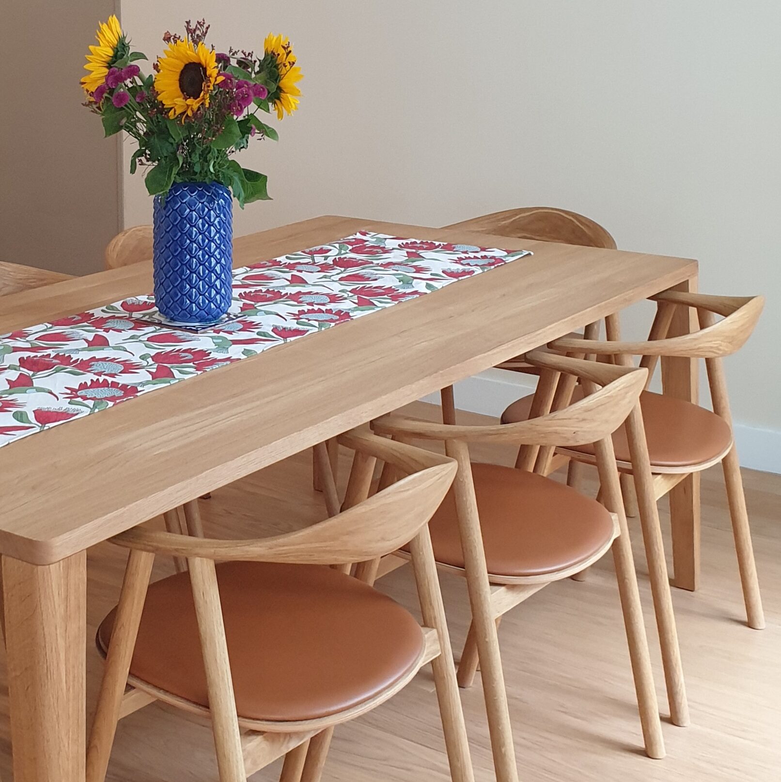 table-bois-clair-salle-a-manger-decoration-interieur