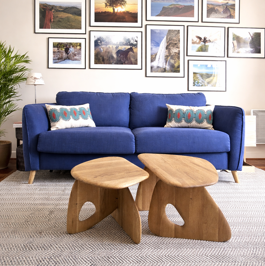 Salon aménagé à Vincennes avec canapé bleu, tables basses en bois et décoration murale – décoratrice d’intérieur à Paris