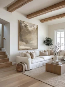 Salon contemporain beige et bois clair avec touches terracotta