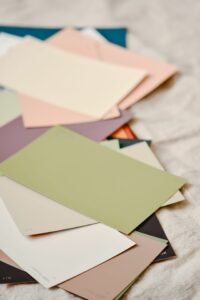 Palette de couleurs neutres sélectionnée pour un projet de décoration intérieure à Paris.