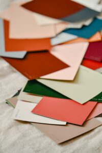 Palette de couleurs vives utilisée pour un projet de décoration intérieure à Paris.